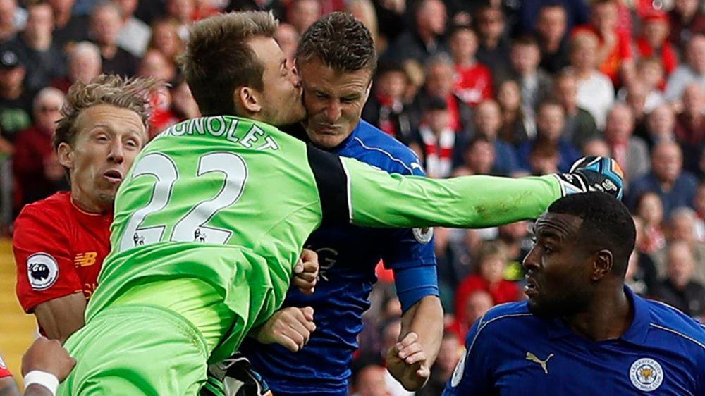 Simon Mignolet bertabrakan dengan Robert Huth (premierleague.com)