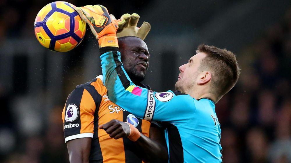 Tom Heaton menangkap kepala Oumar Niasse (premierleague.com)