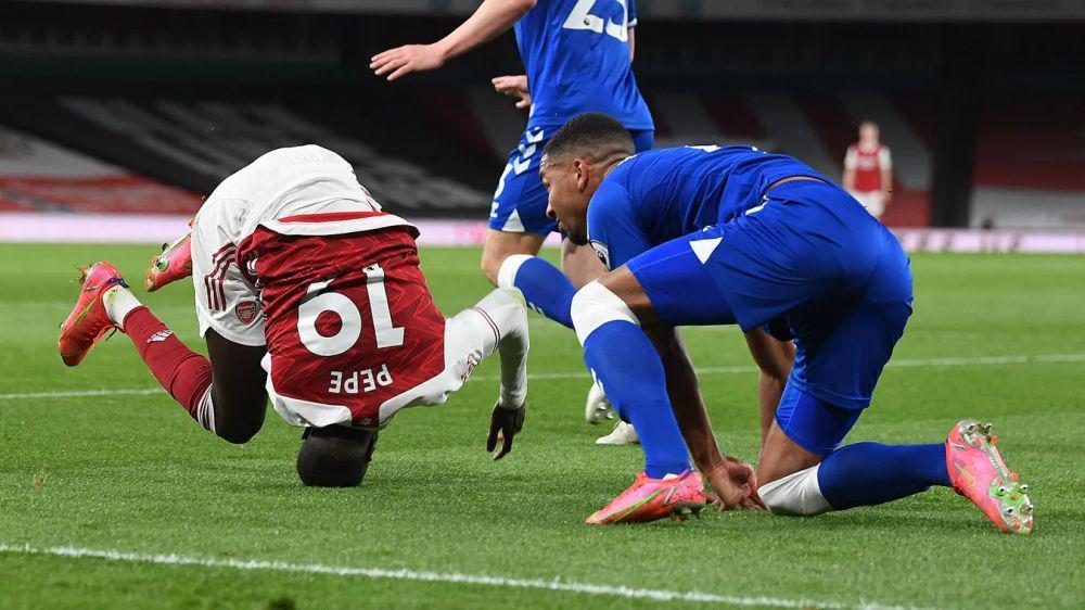 Nicolas Pepe terjatuh (premierleague.com)