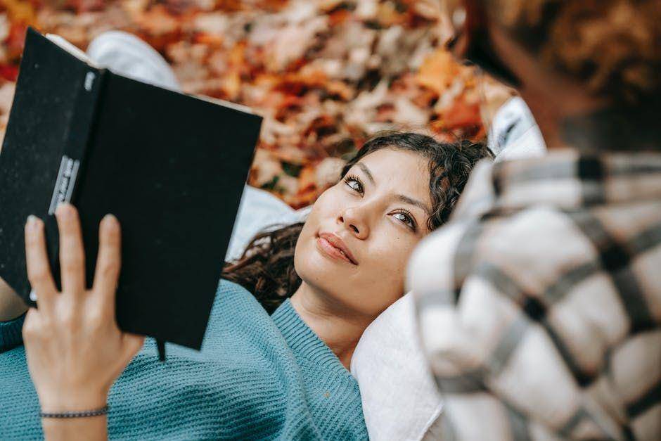 Ilustrasi membaca buku (Pexels.com/Tim Samuel)
