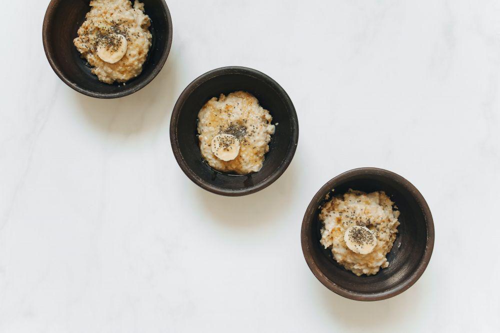 ilustrasi cinnamon roll baked oatmeal (pexels.com/Polina Tankilevitch)
