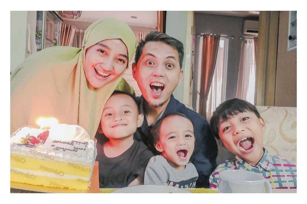 Dulu Ratu Kolosal, 9 Potret Bahagia Keluarga Penty Nur Afiani