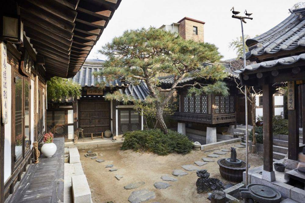 potret halaman tengah Rakkojae Seoul Bukchon (rkj.co.kr)