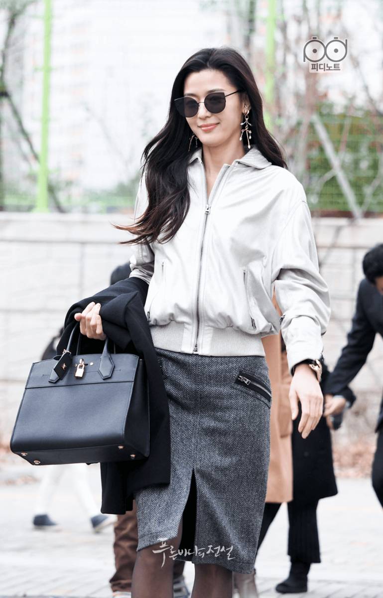 Jun Ji Hyun mengenakan kacamata hitam (program.sbs.co.kr)