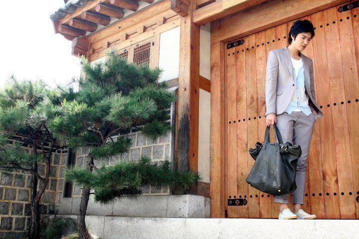 potret Lee Min Ho di depan Sanggojae dalam drama Personal Taste (dok. MBC/Personal Taste)