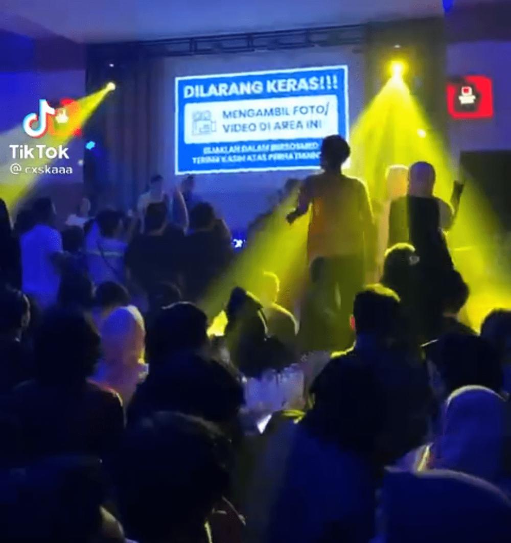 Tangkapan gambar video viral pertunjukan musik disalah satu kafe di Kota Malang. Dok/istimewa