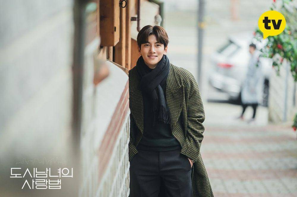 potret Ji Chang Wook di depan Shining Days Gallery dalam drama Lovestruck in the City (dok. KakaoTV/Lovestruck in the City)