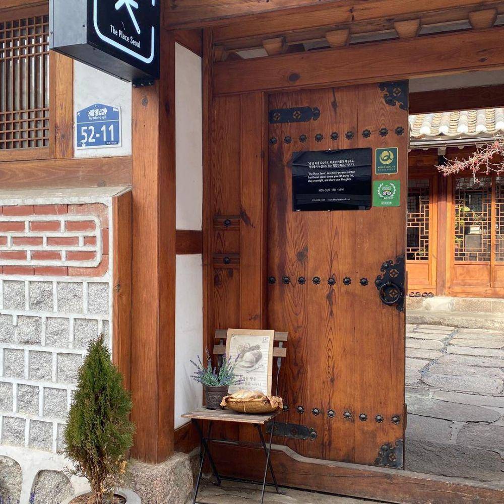 potret bagian depan The Place Seoul (instagram.com/theplaceseoul)