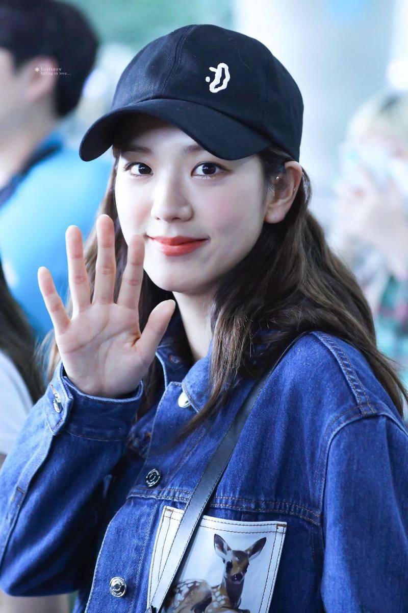 Jisoo BLACKPINK mengenakan topi (koreaboo.com)