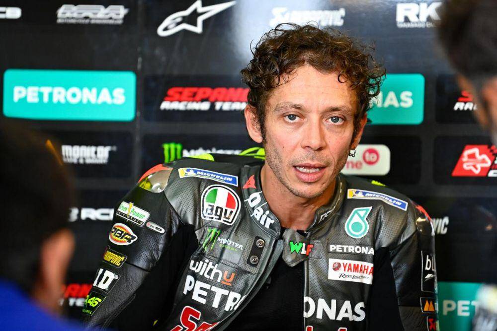 Valentino Rossi berbincang dengan kru pada GP Aragon (motogp.com)
