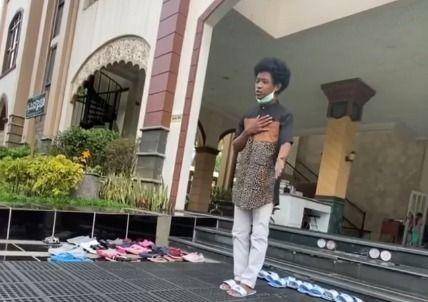 Viral Pemuda Menata Sandal di Masjid Kubah Biru, Ternyata Anak Sultan
