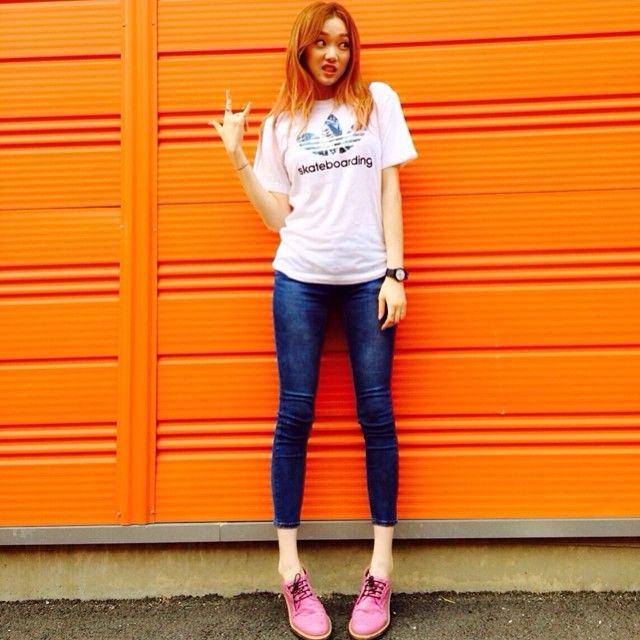 Celana jeans ala Sung Kyung  (instagram.com/heybiblee)