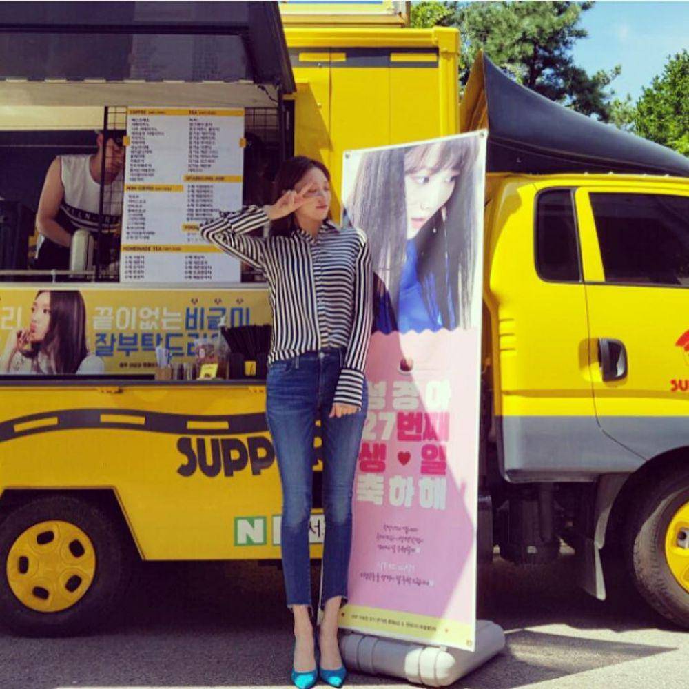 Celana jeans ala Sung Kyung  (instagram.com/heybiblee)