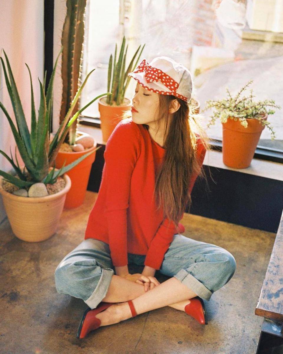 Celana jeans ala Sung Kyung  (instagram.com/heybiblee)
