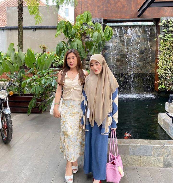Larissa Chou dan Mama (instagram.com/larissachou)