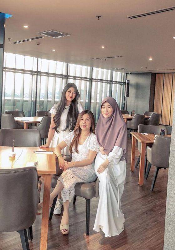 Larissa Chou dan Mama (instagram.com/larissachou)