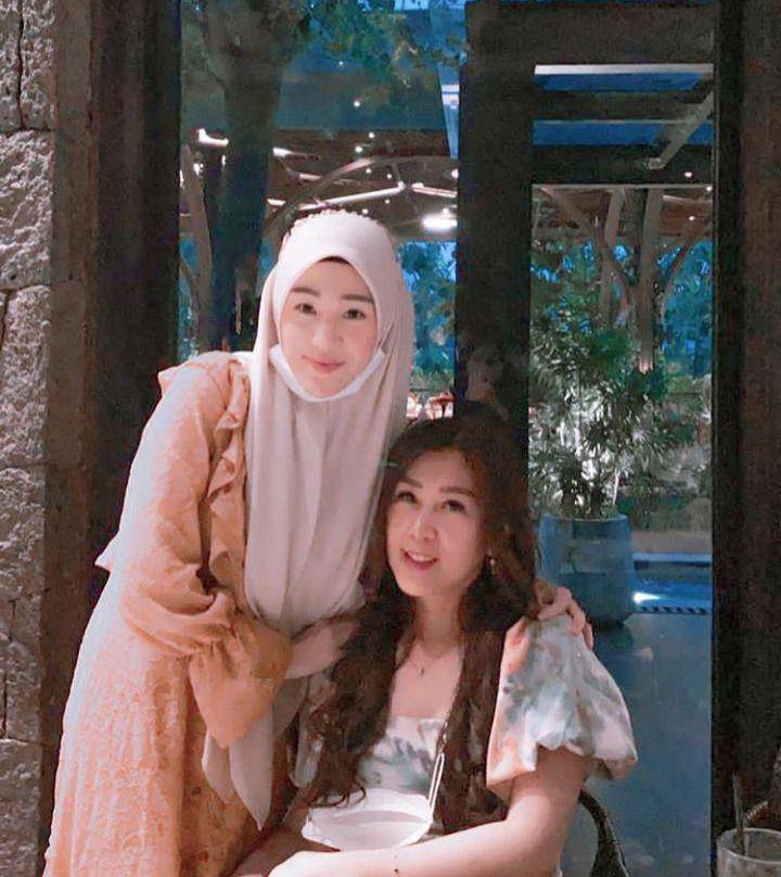 Larissa Chou dan Mama (instagram.com/julietanherisman)