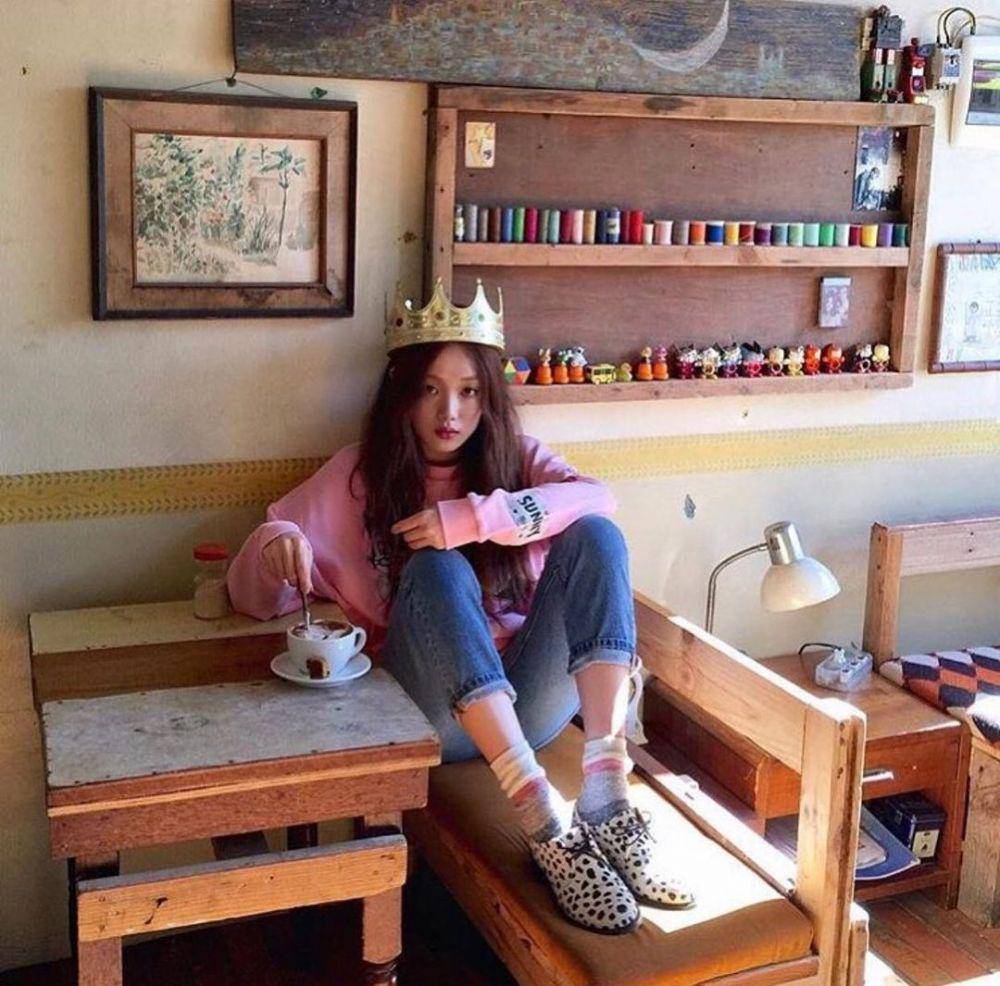 Celana jeans ala Sung Kyung  (instagram.com/lee_sung_kyung__1990)