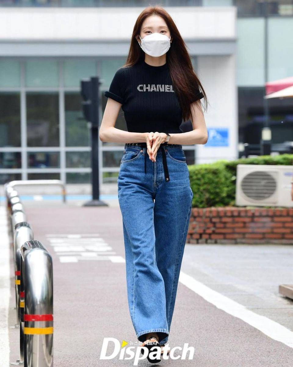 Celana jeans ala Sung Kyung  (instagram.com/koreadispatch)