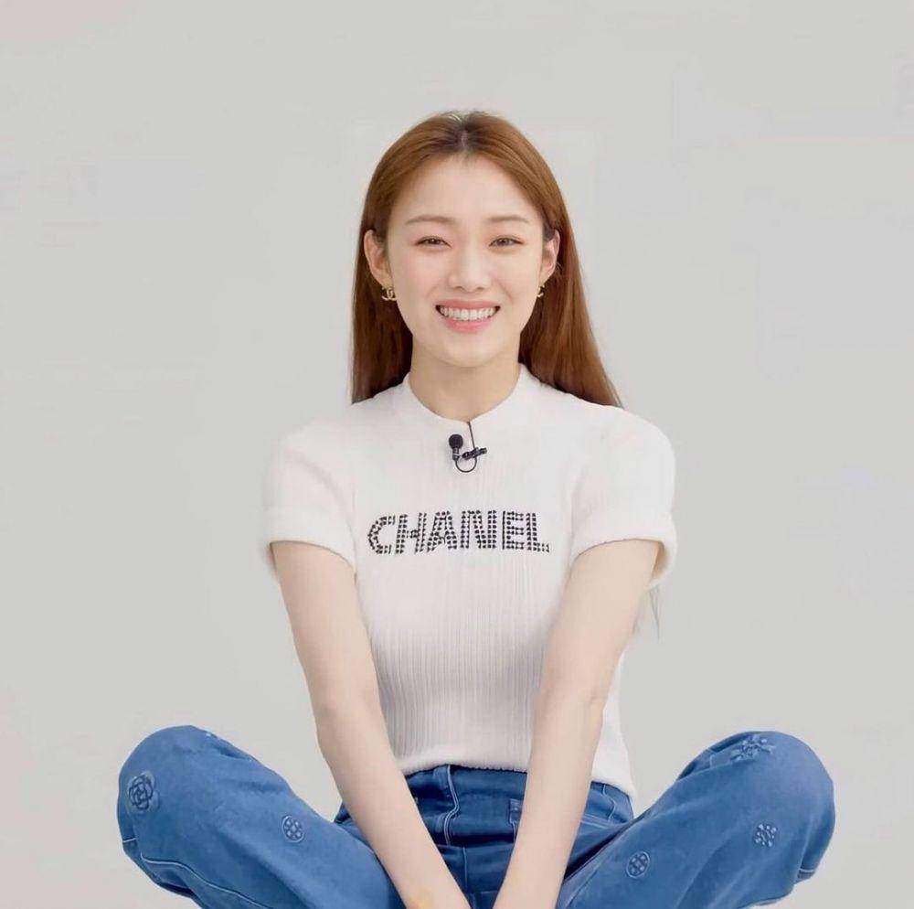 Celana jeans ala Sung Kyung  (instagram.com/lee_sung_kyung__1990)