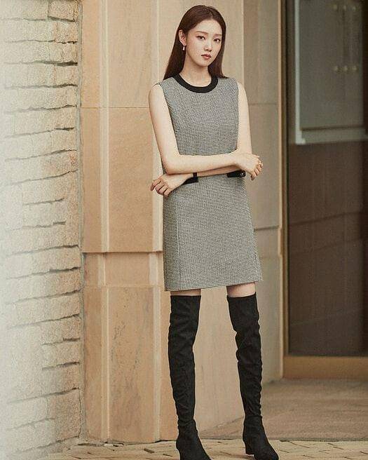 Outfit dress Lee Sung Kyung (instagram.com/baesungkyung)