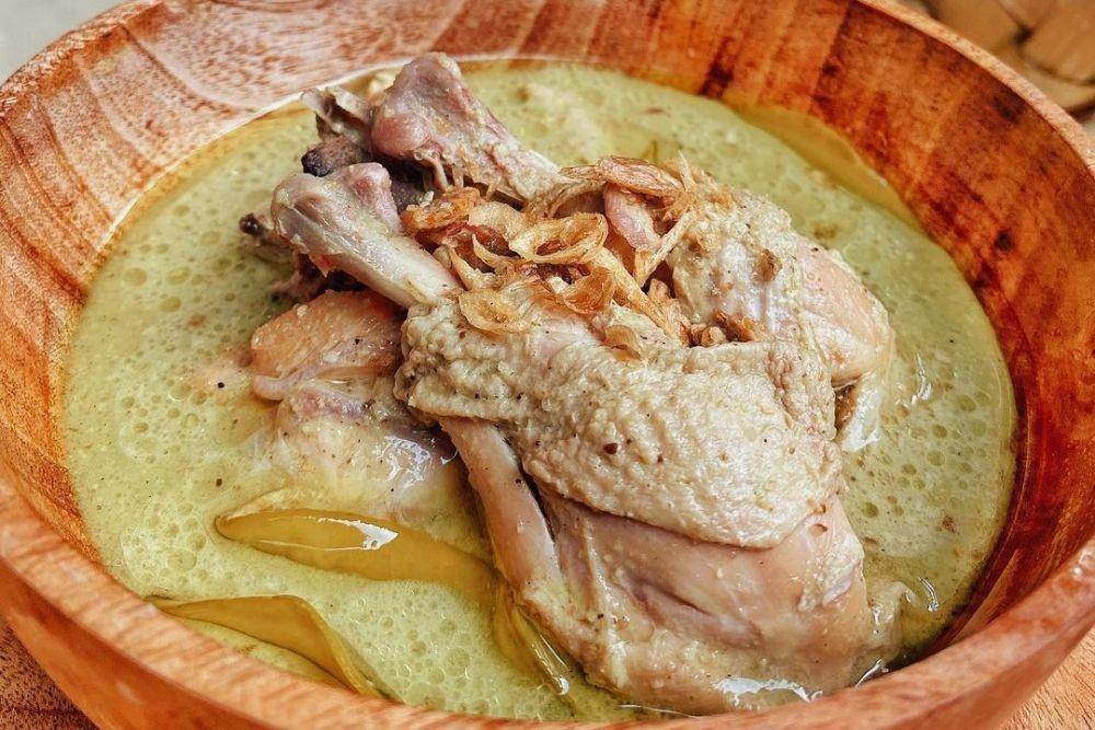 Opor ayam (instagram.com/pagi.love)