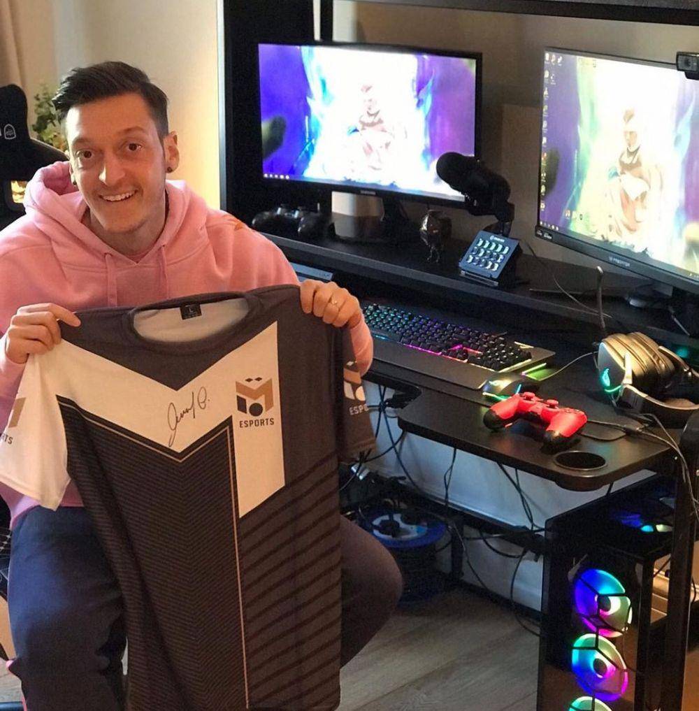 Mesut Ozil dan jersey M10 esportsnya (instagram.com/m10_esports)