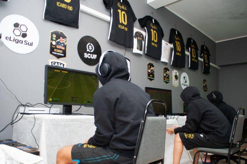 Tim esports milik Ronaldinho sedang beraksi ( Lance.com.br )