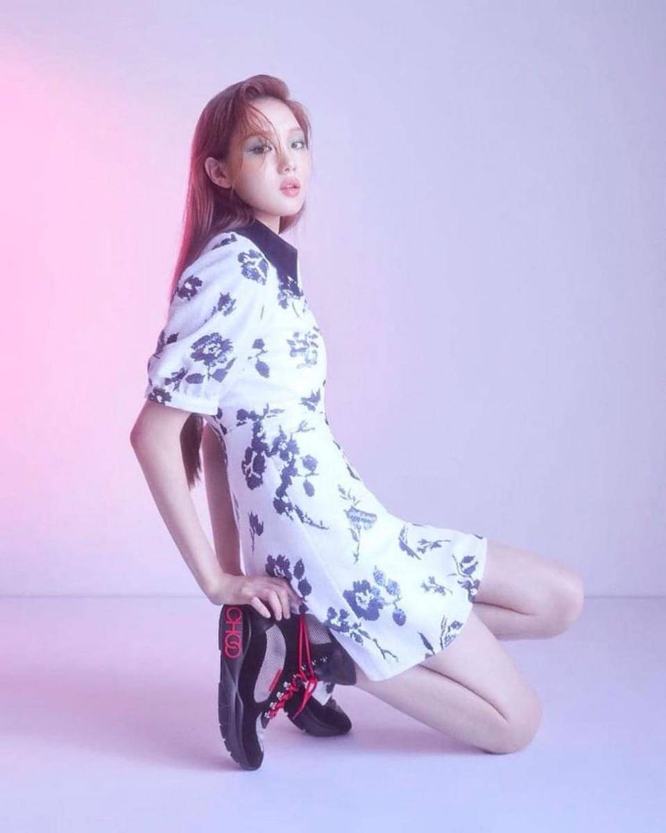 Outfit dress Lee Sung Kyung (instagram.com/sungkyoung__)
