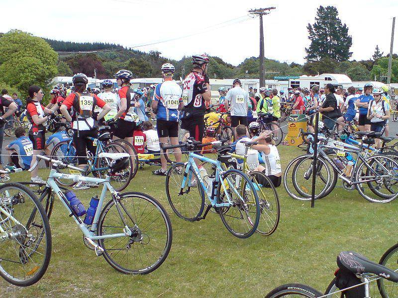 pesepeda di dekat Danau Taupo (commons.wikimedia.org)