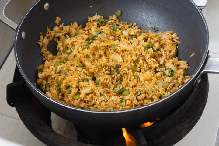 Ilustrasi memasak nasi goreng kebuli (wokandkin.com)