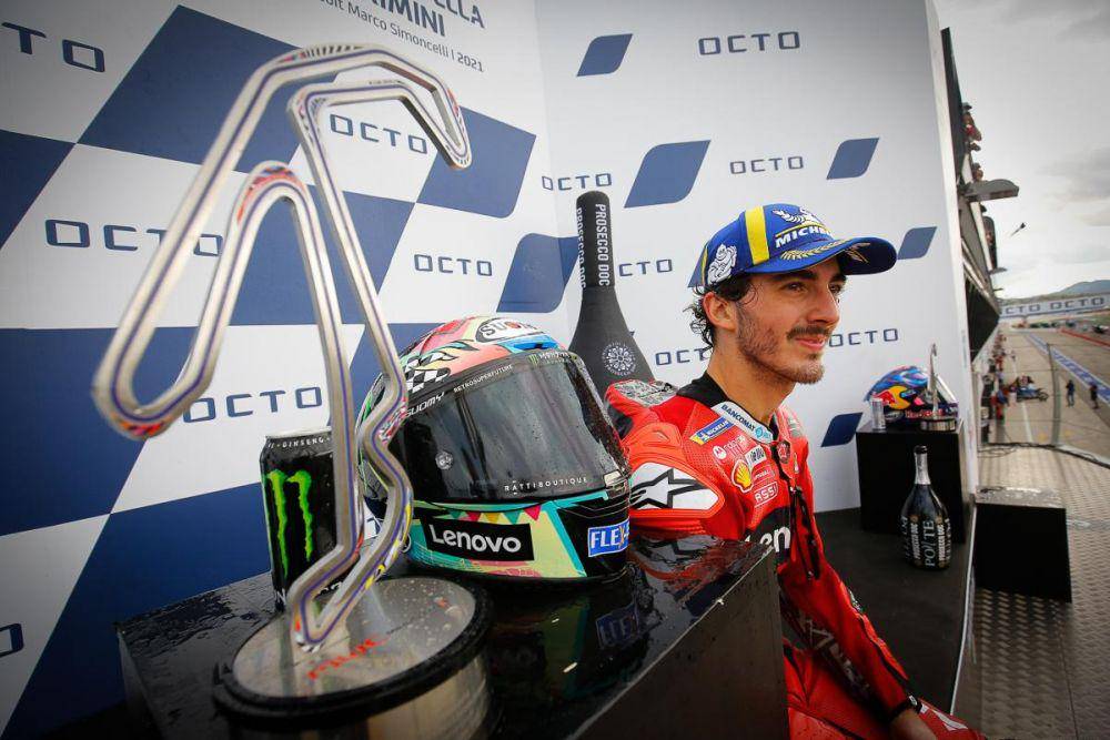 Bagnaia berfoto bersama trofi pada GP San Marino (motogp.com)