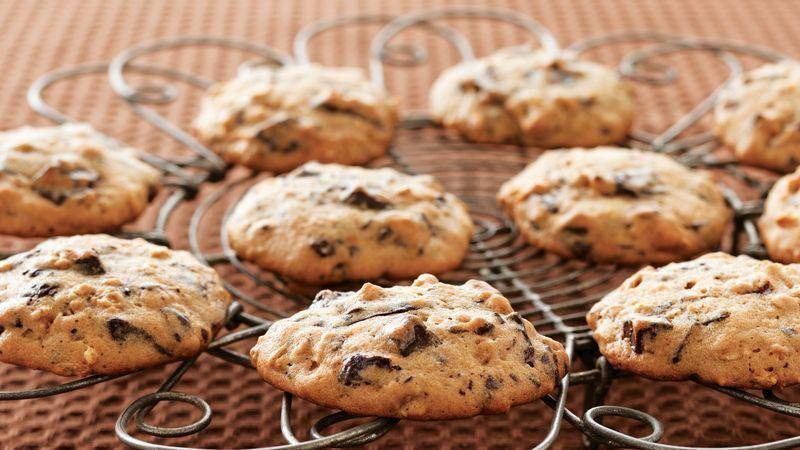 ilustrasi dark chocolate chunk granola cookies (www.bettycrocker.com/Betty Crocker Kitchens)