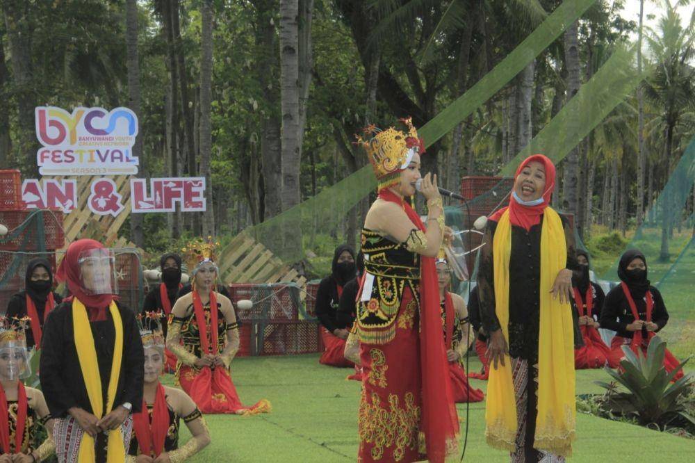 Berbagai anak muda yang tergabung dalam Banyuwangi Youth Creative Network (BYCN) melakukan branding potensi UMKM di desa Banyuwangi. (Dok. Pemkab Banyuwangi)