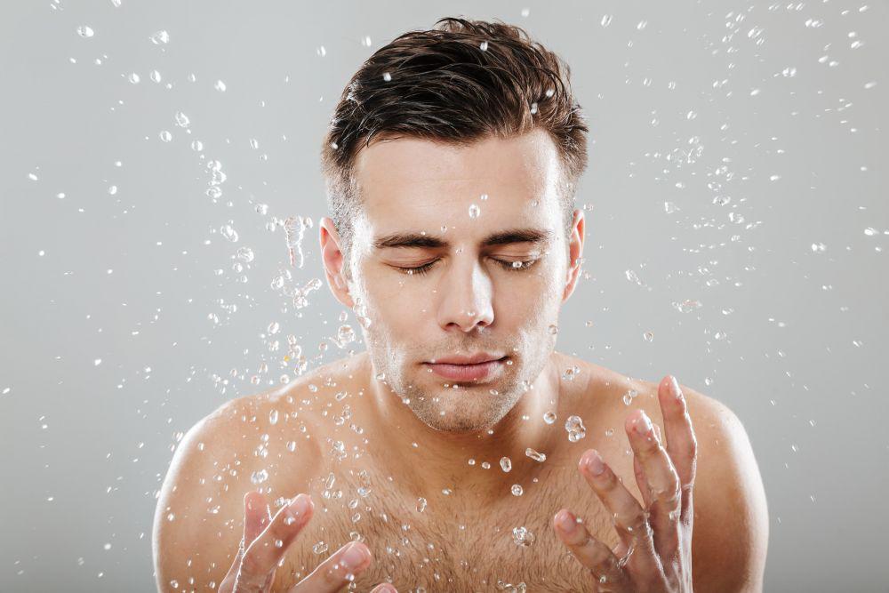 5 Rekomendasi Facial Wash Lokal untuk Pria, Bikin Kulit Wajah Cerah!