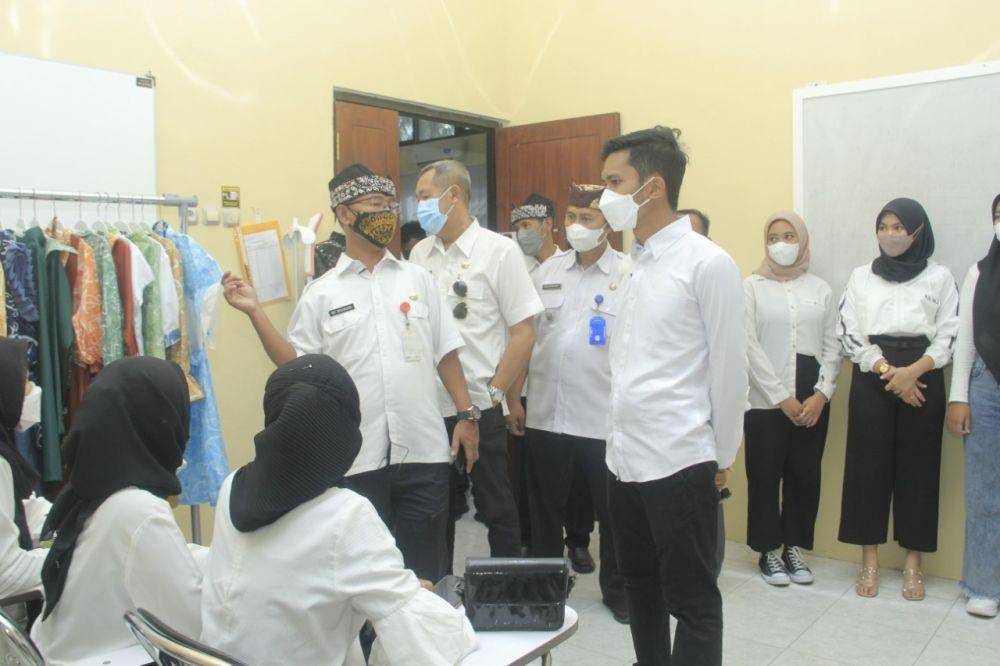 Berbagai anak muda yang tergabung dalam Banyuwangi Youth Creative Network (BYCN) melakukan branding potensi UMKM di desa Banyuwangi. (Dok. Pemkab Banyuwangi)