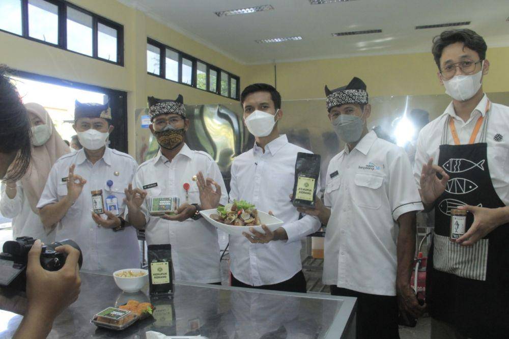 Berbagai anak muda yang tergabung dalam Banyuwangi Youth Creative Network (BYCN) melakukan branding potensi UMKM di desa Banyuwangi. (Dok. Pemkab Banyuwangi)