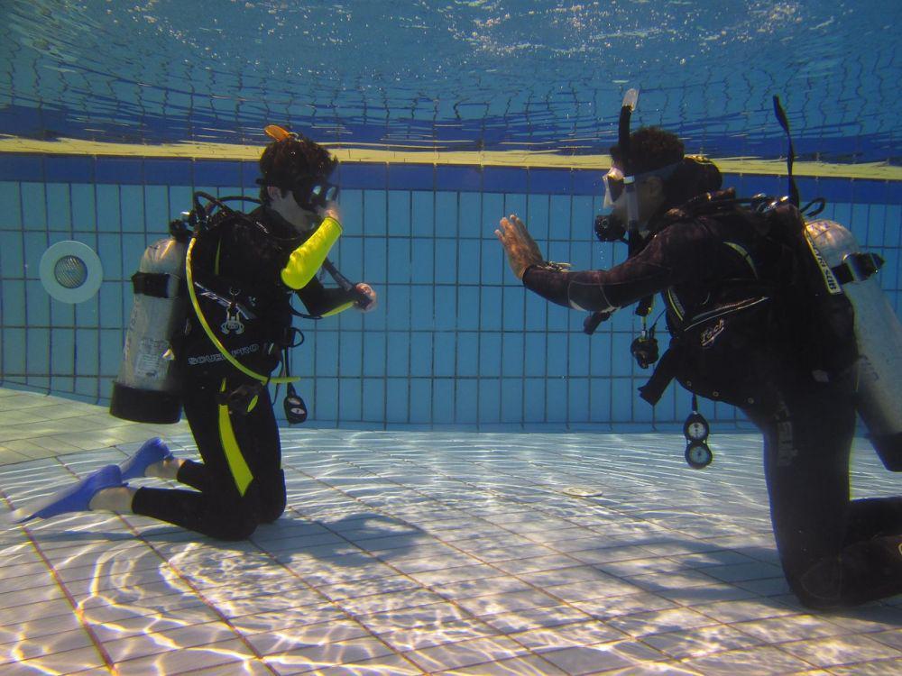 latihan scuba diving (pixabay.com/serenitydiver)
