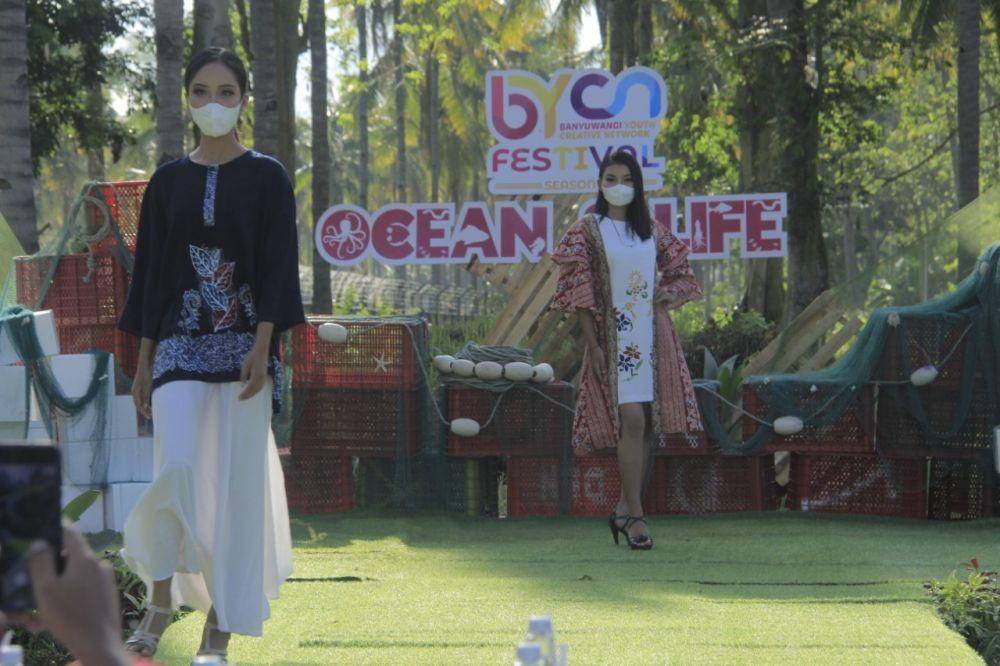 Berbagai anak muda yang tergabung dalam Banyuwangi Youth Creative Network (BYCN) melakukan branding potensi UMKM di desa Banyuwangi. (Dok. Pemkab Banyuwangi)
