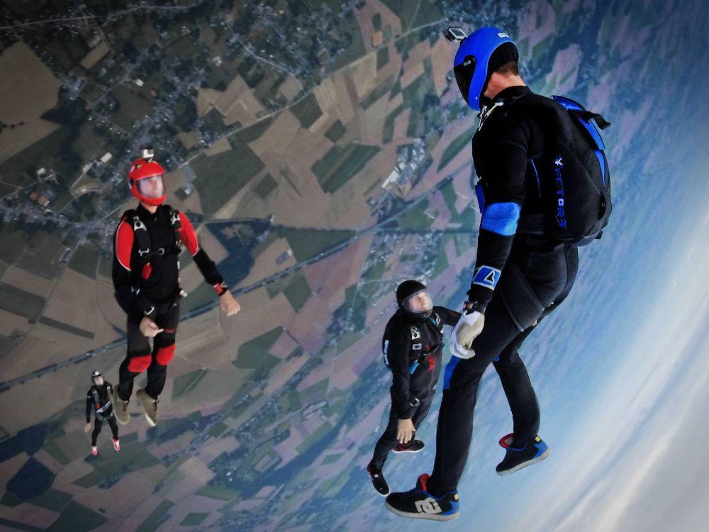 5 Perlengkapan Wajib Dibawa Sebelum Melakukan Skydiving, Apa Saja?
