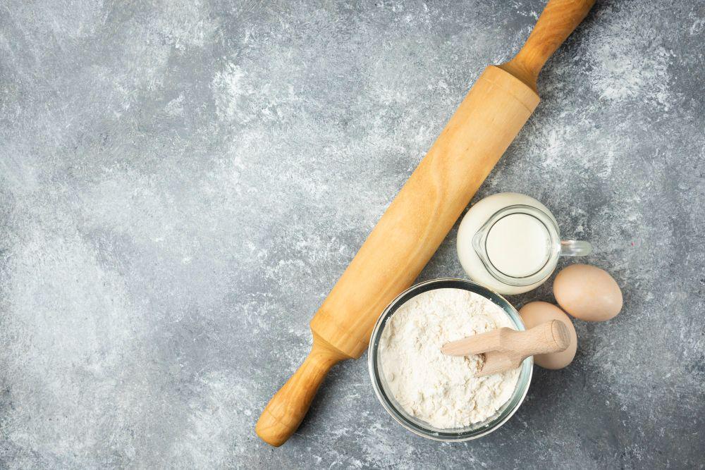 Ilustrasi rolling pin dan alas yang dilapisi terigu (freepik.com/azerbaijan_stockers)
