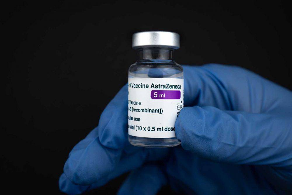 vaksin AstraZeneca (unplash.com/Mika Baumeister)
