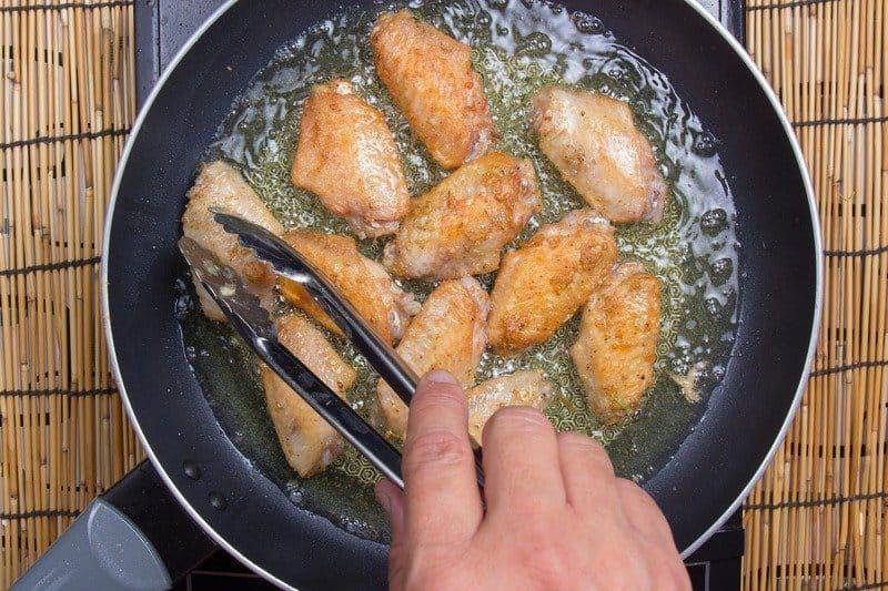Ilustrasi menggoreng ayam (substitutecooking.com)