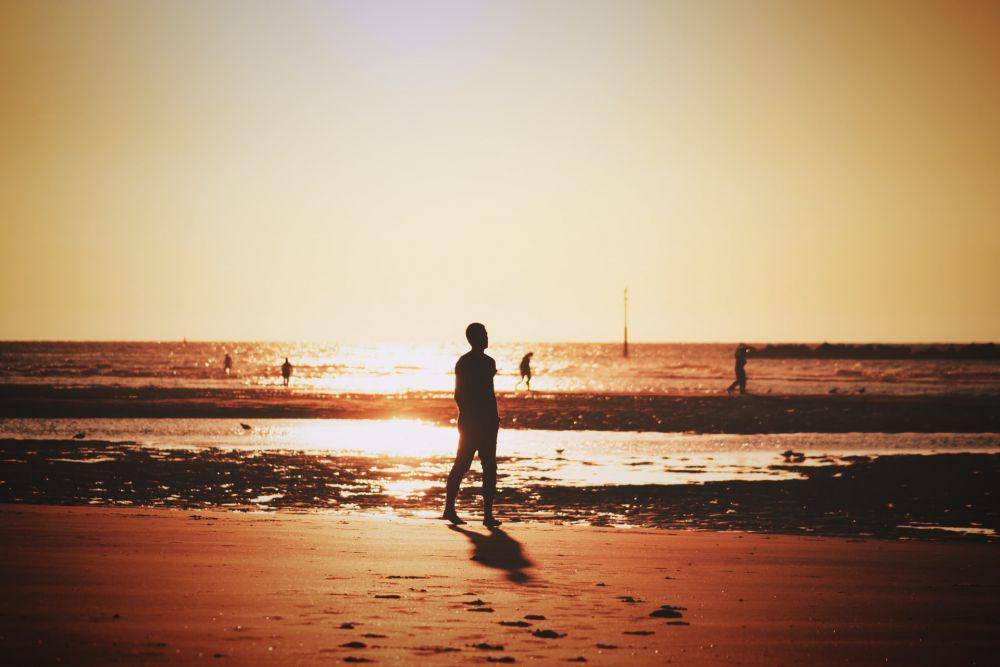 ilustrasi manusia di pantai (unsplash.com/Hannah Reding)