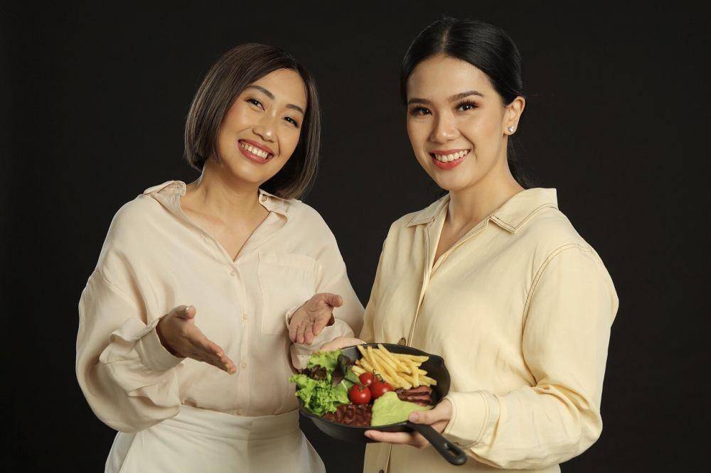 Chef Devina Hermawan (kanan) dan Wynda Mardio (Dok.Steak Hotel by Holycow!)