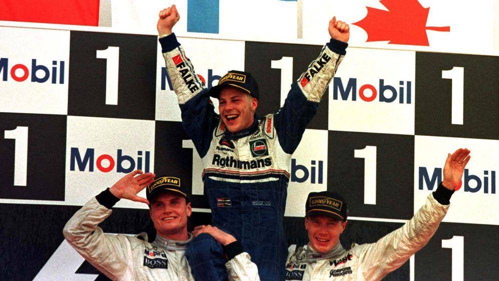 Mika Hakkinen, David Coulthard, dan Jacques Villeneuve di atas podium pada GP Eropa 1997 (formula1.com)