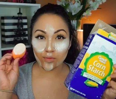 ilustrasi wanita menggunakan pati jagung sebagai bedak (myglamm.com)