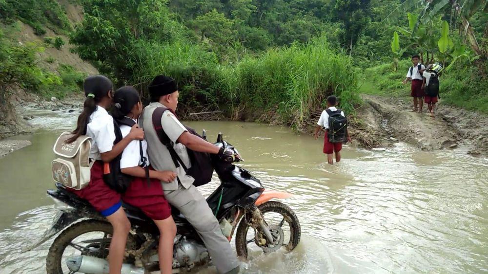 Guru honorer Andik Santoso harus menyebrangi sungai untuk bisa menuju ke SDN Jipurapah 2, Kabupaten Jombang. Dok Andik Santoso