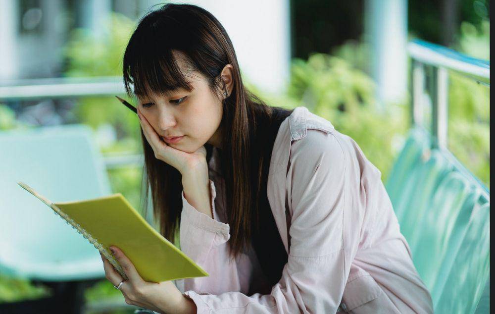 ilustrasi perempuan menatap buku kerja (pexels.com/Zen Chung)
