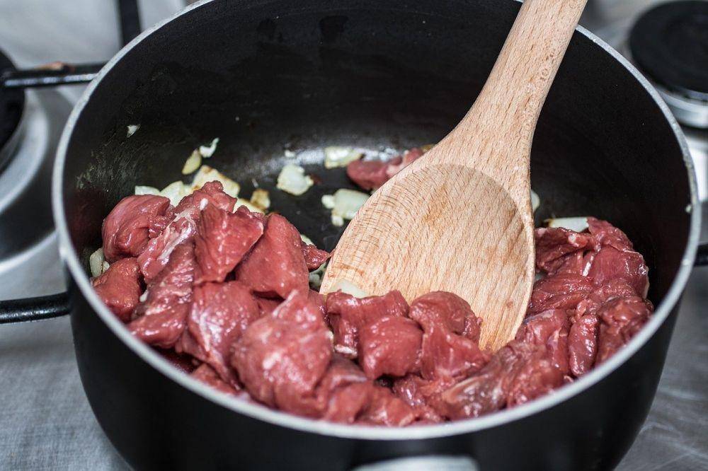 Ilustrasi menggoreng daging kambing (pixabay.com/zichrini)